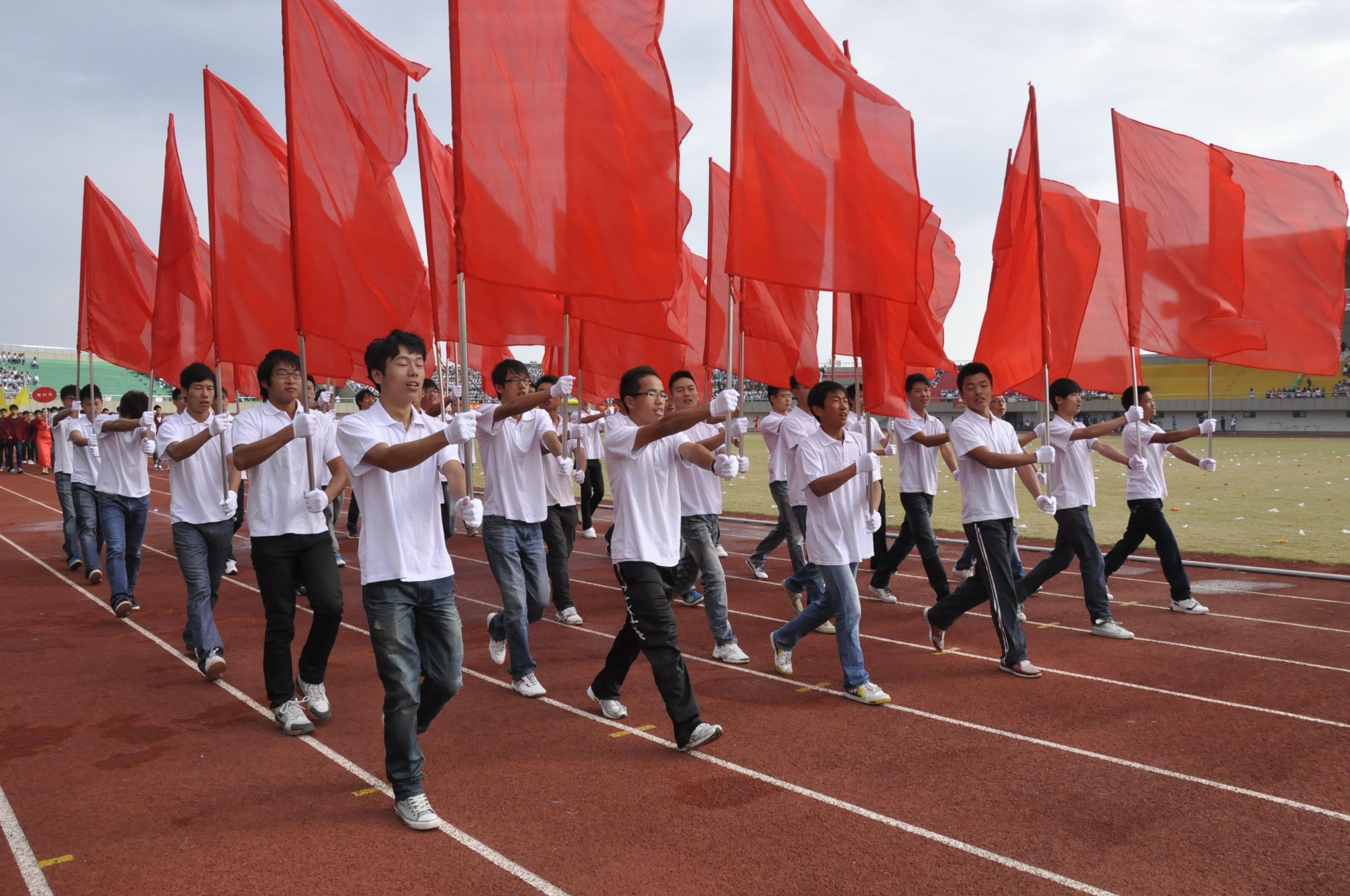 来自于永利集团官网的同学们组成仪仗队,昂首挺胸,踏步走来 来自于永利集团官网的同学们组成仪仗队,昂首挺胸,踏步走来